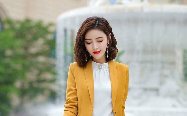 Bộ vest nữ công sở màu vàng váy ngắn - Phối áo trắng